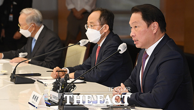 최태원 대한상공회의소(대한상의) 회장이 2일 오후 서울 중구 대한상의 회관에서 열린 경제단체장·경제부총리 간담회에서 인사말을 하고 있다. /이동률 기자