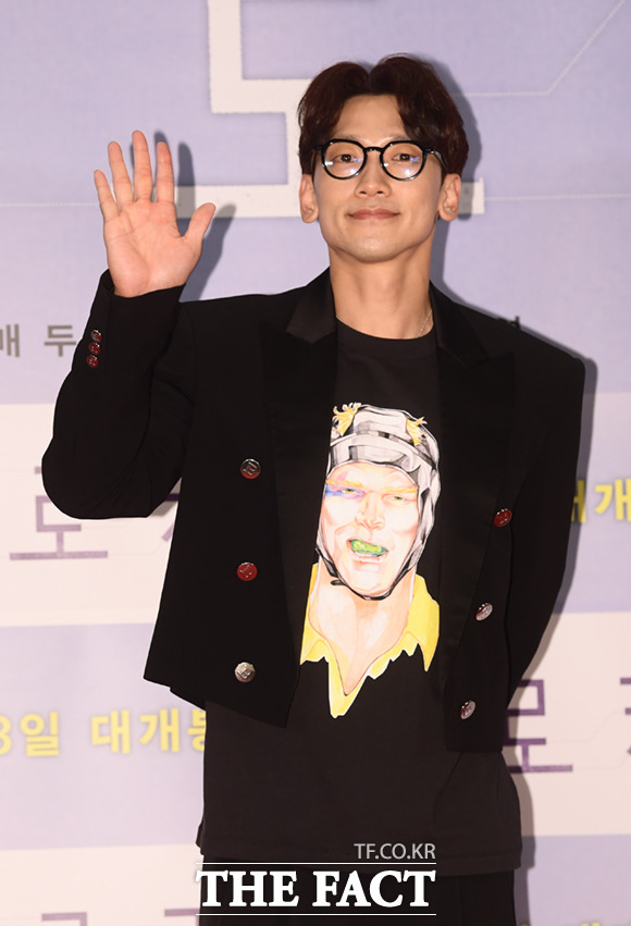 가수 비가 2일 오후 서울 용산구 CGV 용산아이파크몰에서 열린 영화 브로커의 VIP 시사회에 참석해 포즈를 취하고 있다. /이새롬 기자