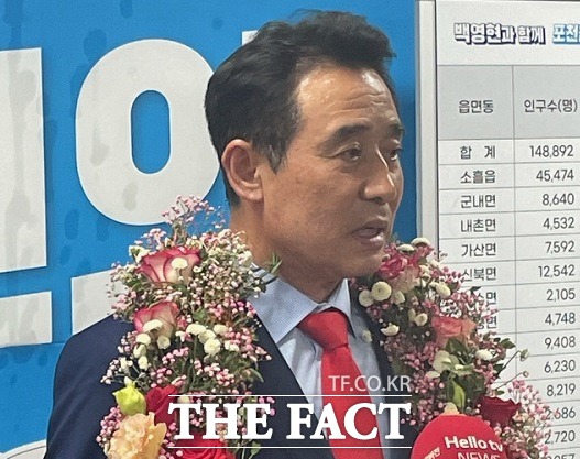 제8회 전국동시지방선거에서 포천시장에 당선을 확정 지은 국민의힘 백영현 당선자가 지지자들에게 감사 인사를 전하고 있다./사진=뉴시스