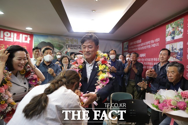 윤경희 청송군수 당선자가 축하 꽃다발을 목에 걸고 기뻐하고 있다/청송=이민 기자