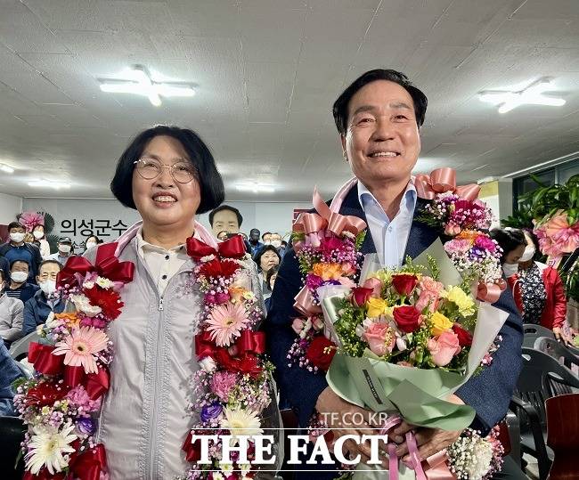 김주수 경북 의성군수 당선자가 부인 채현숙씨와 꽃다발을 목에 걸고 기뻐하고 있다./의성=이민 기자