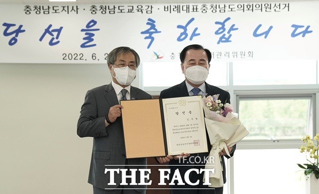 김지철 충남교육감이 제8회 전국동시지방선거에서 3선 연임에 성공하며 2일 충남도선관위에서 당선증을 교부받고 있다. / 충남교육청 제공