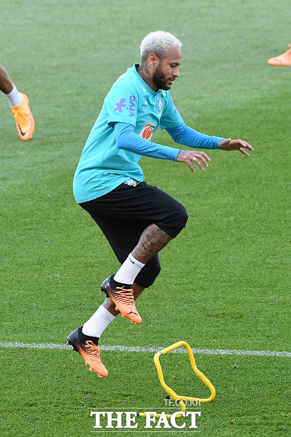브라질 축구대표팀 네이마르가 31일 오후 경기도 고양시 일산서구 고양종합운동장에서 공개 훈련을 하고 있다./남용희 기자