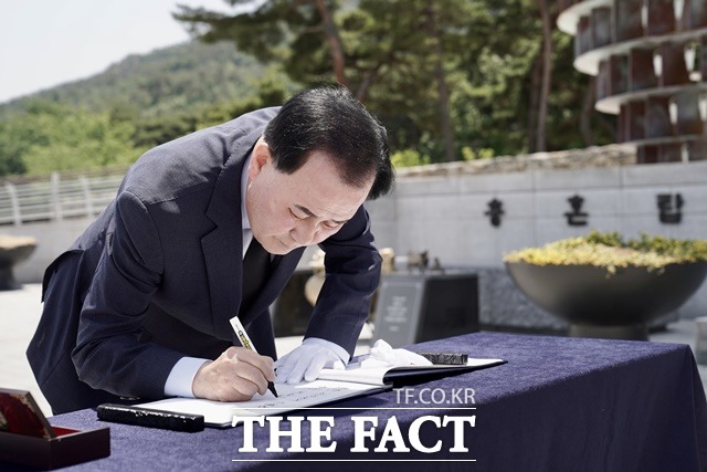 김지철 당선인은 충혼탑을 참배한 후 방명록에 모든 아이에게 특별한 교육으로 충남 미래교육을 활짝 꽃 피우겠습니다라고 적었다. / 충남교육청 제공