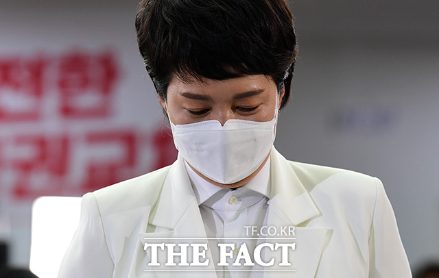 김은혜 국민의힘 경기도지사 후보가 2일 오전 경기도 수원시 장안구 선거 캠프를 찾아 선거 패배를 인정하며 고개를 숙이고 있다./수원=임영무 기자