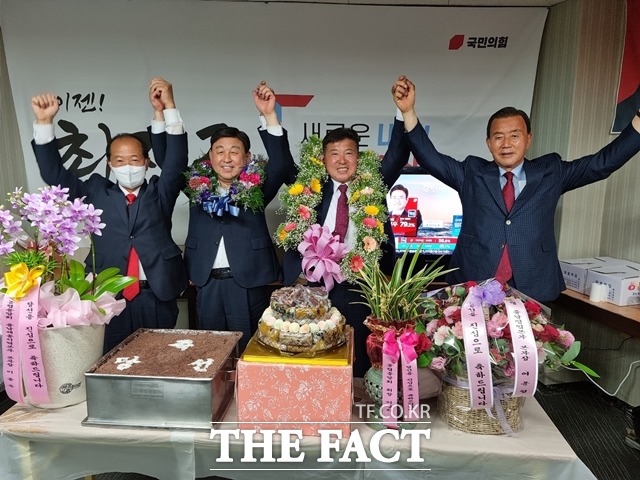 최재구 국민의힘 후보(왼쪽 세번째)가 이승구 예산군의장(왼쪽), 황선봉 예산군수(왼쪽에서 두번째), 홍문표 국회의원(오른쪽)과 함께 축하 세레머니를 하고 있다. / 후보 캠프 제공
