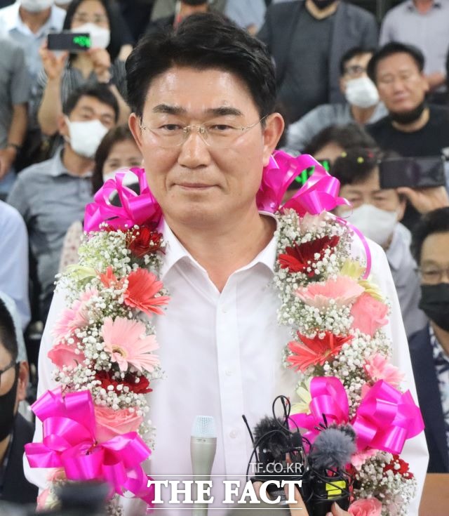 노관규 순천시장 당선인이 1일 밤 당선이 확정된 이후 당선 소감을 밝히고 있다. /유홍철 기자