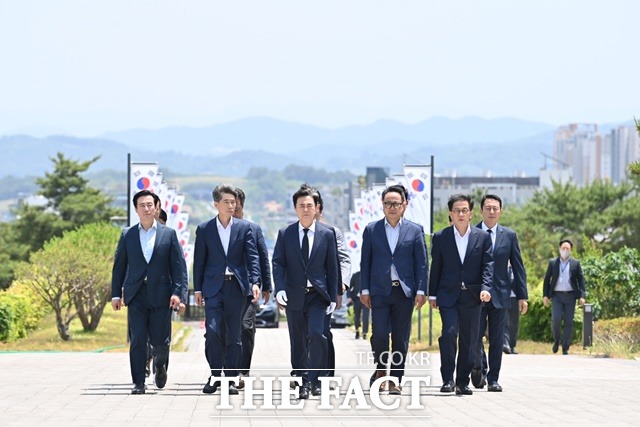 김태흠 충남지사 당선인이 2일 충남 보훈공원을 찾아 참배했다. / 김태흠 힘쎈캠프 제공