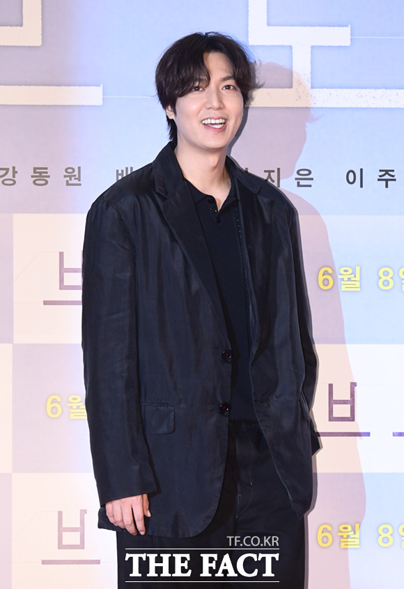 [더팩트ㅣ이새롬 기자] 배우 이민호가 2일 오후 서울 용산구 CGV 용산아이파크몰에서 열린 영화 브로커의 VIP 시사회에 참석해 포즈를 취하고 있다.