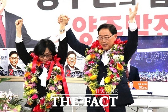 제8회 전국동시지방선거에서 양주시장으로 당선을 확정 지은 국민의힘 강수현 당선인이 지지자들에게 인사를 하고 있다./강수현 당선인 선거 캠프 제공