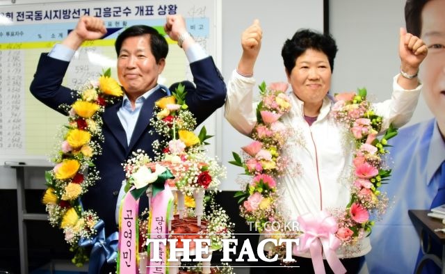 공영민 고흥군수 당선인이 1일 밤 당선 확정된 직후 지지자들의 환호에 손을 들어 답하고 있다. /공영민 선거사무실 제공