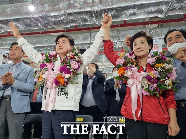 김태흠 충남도지사 후보가 승리를 선언하며 지지자들의 환호에 화답하고 있다. / 천안=김경동 기자