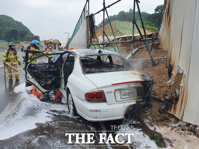 천안 경부고속도로를 달리던 승용차가 도로 경계석을 들이받아 화재가 발생했다. / 천안동남소방서 제공