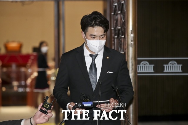 어 민주당은 오는 8월로 예정된 전당대회까지 혁신형 비상대책위원회를 꾸려 당을 운영하기로 정했다. 사진은 오영환 원내대변인. /남윤호 기자