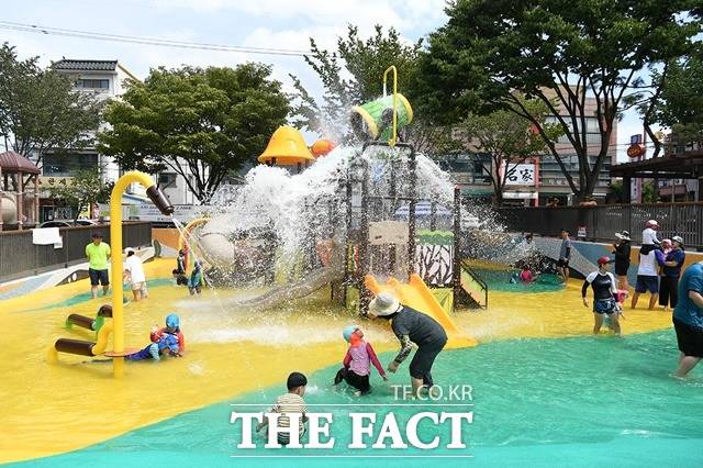 예산군이 코로나19 확산 방지를 위해 2019년 이후 중단했던 도시공원 내 물놀이장을 3년 만인 18일부터 운영한다. / 예산군 제공