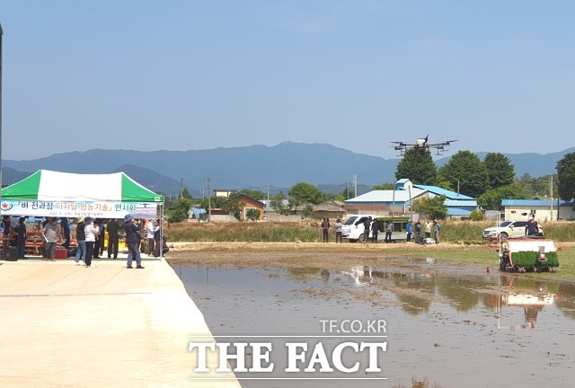 농업기술센터 관계자는 “농촌인구 고령화와 경영비 상승으로 우리 농촌이 어려움에 직면해 있으나 농업용 드론, 자율주행 이앙기, 트랙터 등 디지털 농업기술 보급을 통해 경쟁력을 갖출 수 있도록 노력하겠다”라고 말했다. / 정읍시 제공