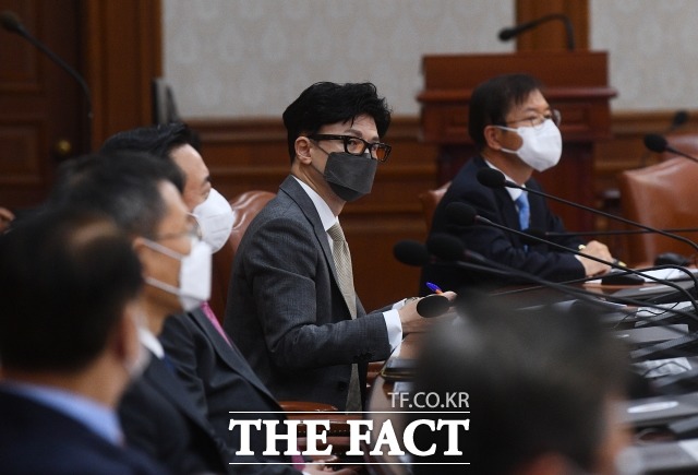 한동훈 법무부 장관이 지난달 31일 오전 서울 종로구 정부서울청사에서 열린 세종-서울간 화상 국무회의에 참석하고 있다. /이동률 기자