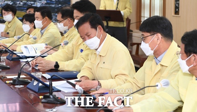 구인모 거창군수가 제8회 지방선거에서 재선 후 첫 일정으로 가뭄 피해 예방을 위한 긴급 대책회의를 가지고 있다./거창군 제공