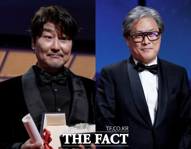 배우 송강호(왼쪽)와 박찬욱 감독이 칸 국제영화제에서 수상에 성공했다. /칸=AP.뉴시스