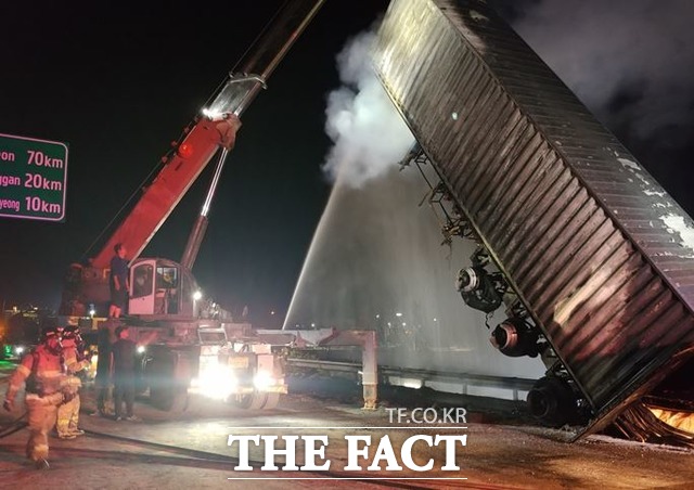 경부고속도로 김천 인근에서 화물차 2대가 추돌하면서 불이 나 2명이 다쳤다. 경부고속도로 화재 /경북소방본부 제공