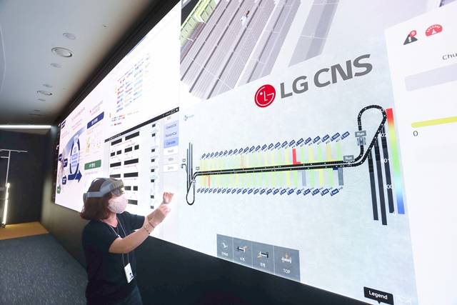 LG CNS 직원이 이노베이션 스튜디오에서 메타버스를 체험하고 있다. /LG 제공