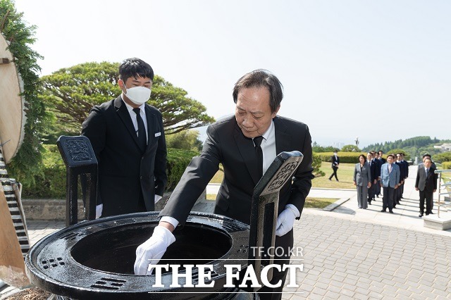 부산상공회의소 회장을 비롯한 지역 상공인들은 제67회 현충일 및 호국보훈의 달을 맞아 3일 오전 부산 중구 중앙공원 충혼탑을 참배했다. /부산상의 제공