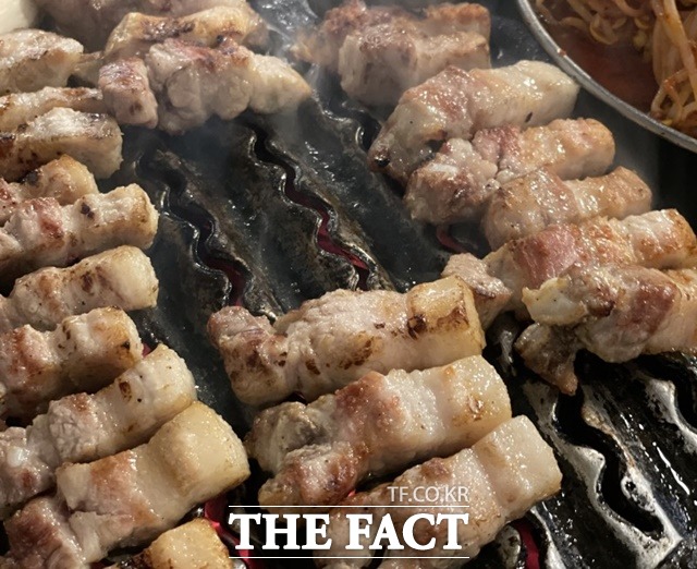 지난 1일 국산 돼지고기 삼겹살 소매가는 100g에 2953원으로, 1년 전보다 17% 상승했다. /문수연 기자