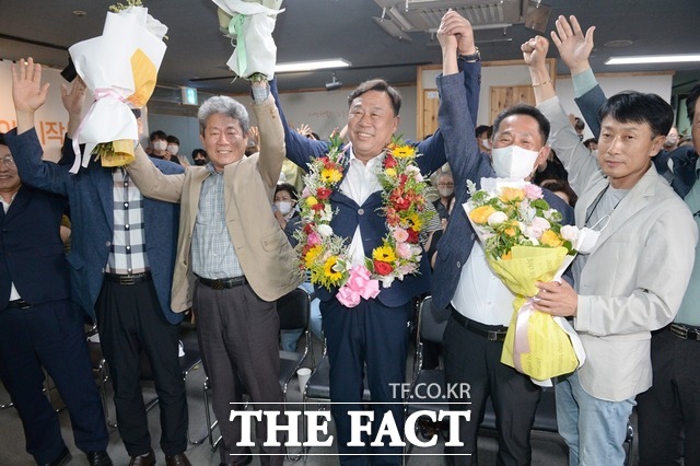 제8회 전국동시지방선거에서 진보당 김종훈 동구청장 후보가 자신의 선거사무소에서 당선이 확실시되자 꽃목걸이와 꽃다발을 들고 지지자들과 함께 환하게 웃고 있다. /뉴시스