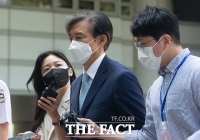  5개월 만에 법정 선 조국...'법정 향하는 담담한 모습' [TF사진관]