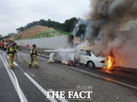  천안 경부고속도로 달리던 승용차 경계석 '쾅'… 1명 경상