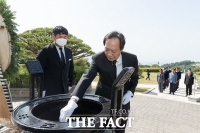  부산 상공인, 충혼탑 헌화 참배