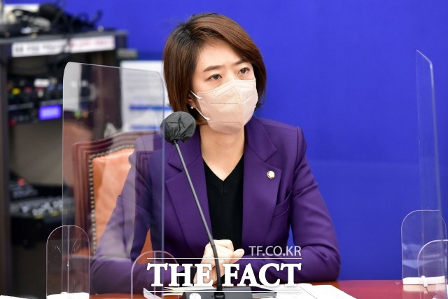 고민정 더불어민주당 의원은 이재명 의원의 인천 계양을 출마를 전략적 실패로 규정한 자신의 발언에 비판이 계속되자 이 의원을 더 큰 곳에 썼어야 했는데 비대위 결정을 비판하지 못한 점을 후회한다고 했거늘이라고 진화에 나섰다. /이선화 기자