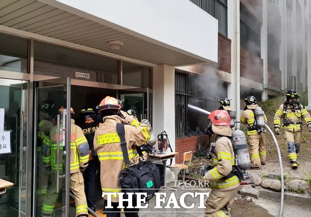 4일 오후 4시 5분쯤 대구 수성구의 한 고등학교 매점에서 불이 났다. /대구소방안전본부 제공