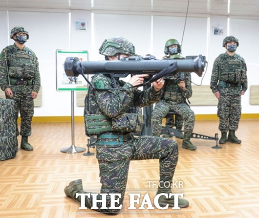 대만 해병대원이 지난 2일 차이잉원 대만 총통 앞에서 대만이 자체 개발한 대전차 로켓 운용 시범을 보이고 있다./타이완뉴스