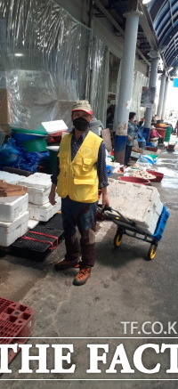 [더팩트 I 해남=최영남 기자]해남읍 5일 시장에 배송 도우미