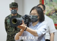  중국위협 직면, 대만 총통이 어깨에 맨 대전차 미사일 '케스트럴'은?