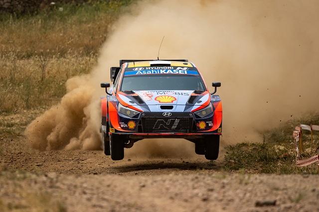 현대차가 지난 2일부터 5일(현지시간)까지 이탈리아 사르데냐에서 열린 2022 WRC 5차 대회에서 시즌 첫 우승에 성공하면서 역대 이탈리아 랠리에서 총 다섯 번의 우승컵을 들어올리는 대기록을 달성했다. /현대차 제공