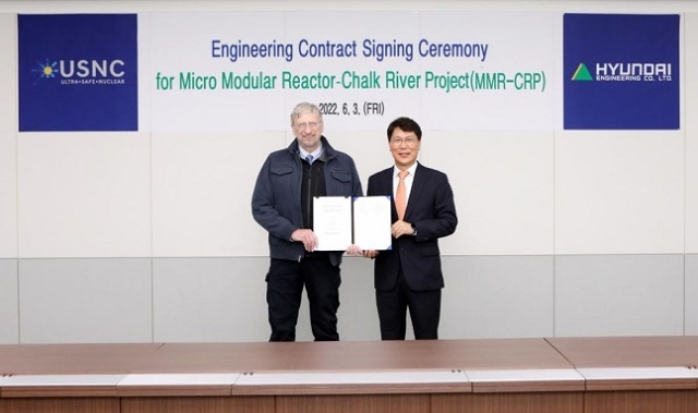 홍현성 현대엔지니어링 대표(오른쪽)와 프란체스코 베네리 USNC CEO가 캐나다 초크리버 MMR 실증사업 계약을 체결 후 기념사진을 찍고 있는 모습. /현대엔지니어링 제공