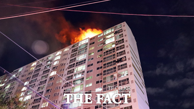 대구 달서구의 한 19층 아파트 꼭대기층에서 불이 나 2000여만원의 재산피해가 났다. /대구달서소방서 제공
