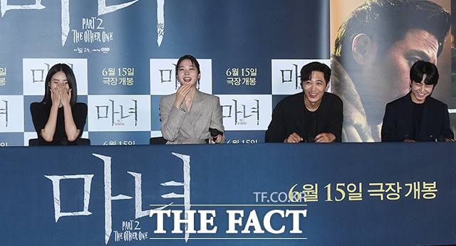 배우 신시아 서은수 진구 성유빈(왼쪽부터)이 7일 오후 서울 용산구 CGV용산아이파크몰에서 열린 영화 마녀2의 언론배급 시사회에 참석해 웃음을 짓고 있다. /이동률 기자