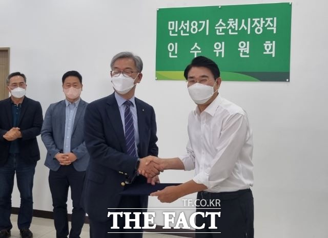 노관규 순천시장 당선인이 인수위 김도형 위원장과 인수위 현판식과 인수위 위촉장을 수여하고 난 뒤 악수를 교환하고 있다. /유홍철 기자