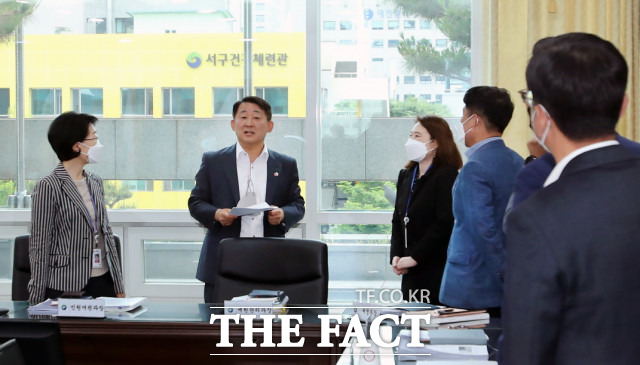 서철모 대전 서구청장 당선인은 7일 서구청 보라매실에서 실국장 등 간부 공무원들로부터 첫 구정 주요업무 보고를 받았다. / 서철모 캠프 제공