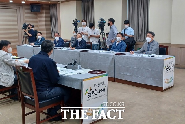 aT김형목 유통이사는 서울 농협하나로마트 창동점에서 추경호 경제부총리와 김인중 농식품부 차관이 참석한 가운데 관계자들과 간담회를 갖고 농수산식품 동향을 점검했다. / aT 제공