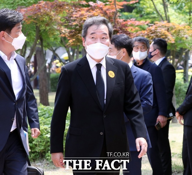 이낙연 더불어민주당 전 대표가 7일 미국으로 떠나기 전, 출국인사를 전했다. 그는 강물은 휘어지고 굽이쳐도, 바다를 포기하지 않는다는 메시지를 남겼다. /이선화 기자