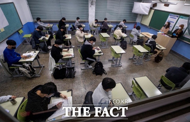 지난해 대학수학능력시험이 치러진 서울 여의도고등학교에 마련된 시험장에서 수험생들이 시험 시작을 기다리고 있다./뉴시스
