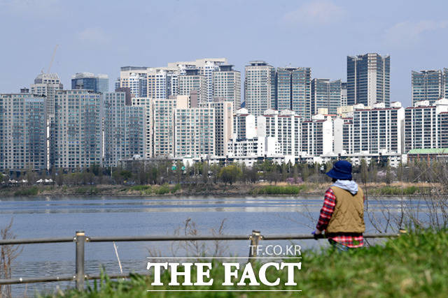 8일 경제만랩에 따르면 지난달 기준 강남과 강북 지역 중형 아파트 평균 매매가격 차이는 7억 원이다. /더팩트DB