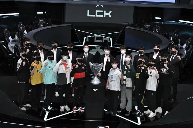 8일 오후 서울 종로구 LCK아레나에서 2022 LCK 서머 개막 미디어데이가 열린 가운데 10개 팀 감독과 대표 선수들이 포즈를 취하고 있다. /LCK 제공