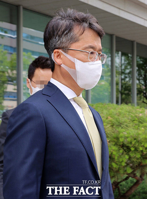 박 회장은 경쟁사인 BBQ 전산망에 불법 접속한 혐의가 인정돼 징역 6개월, 집행유예 2년을 선고 받았다.