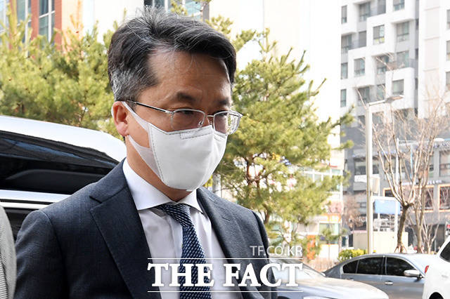 BBQ 전산망 불법 접속 혐의를 받고 있는 박현종 bhc 회장이 서울 송파구 서울동부지방법원에서 열린 정보통신법 위반 관련 공판에 출석하고 있다./더팩트 DB