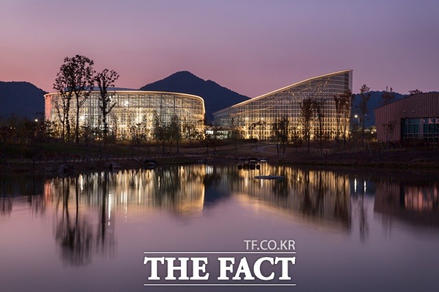 저녁노을이 진 국립세종수목원 사계절전시온실 / 국립세종수목원 제공